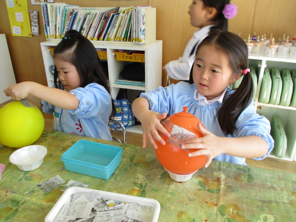 張り子で気球づくり 姫百合幼稚園